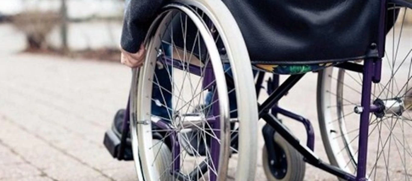 Γυναίκα αστυνομικός έσωσε άνδρα σε αναπηρικό καροτσάκι που κόλλησε στις ράγες του τρένου (βίντεο)